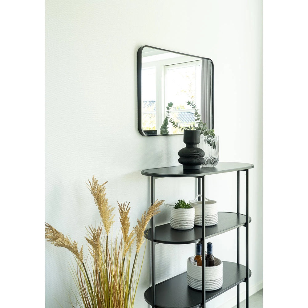 détail vase décoratif en verre noir avec relief design